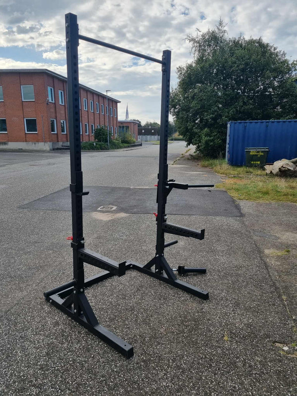 Komplet homegym med Pro Squat Rack, der viser stativet som det centrale træningsudstyr.