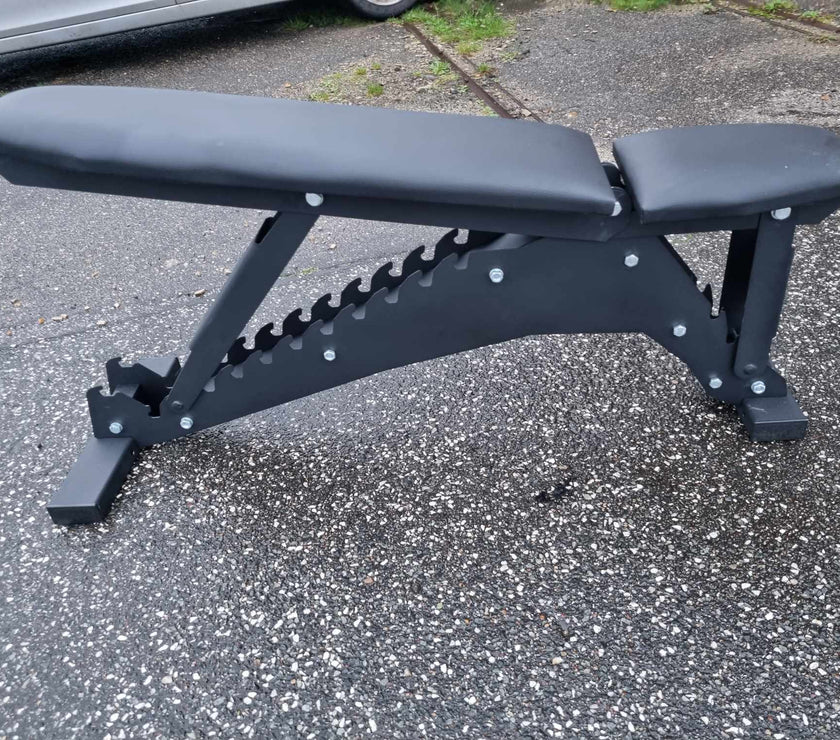 Træningsbænk Strong Black | Justerbar | 300 kg Kapacitet | Til Styrketræning gym4all