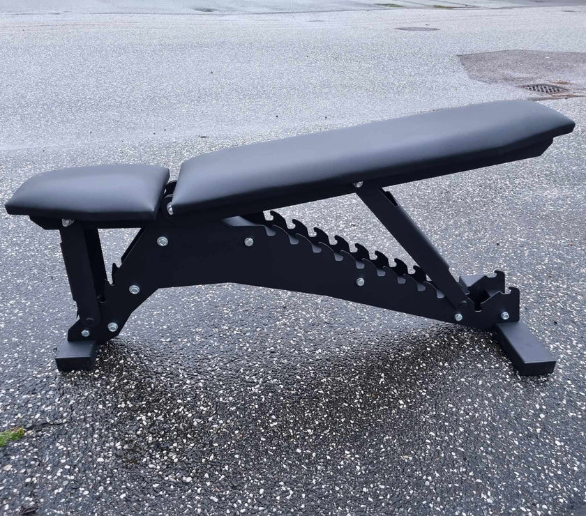 Træningsbænk Strong Black | Justerbar | 300 kg Kapacitet | Til Styrketræning gym4all