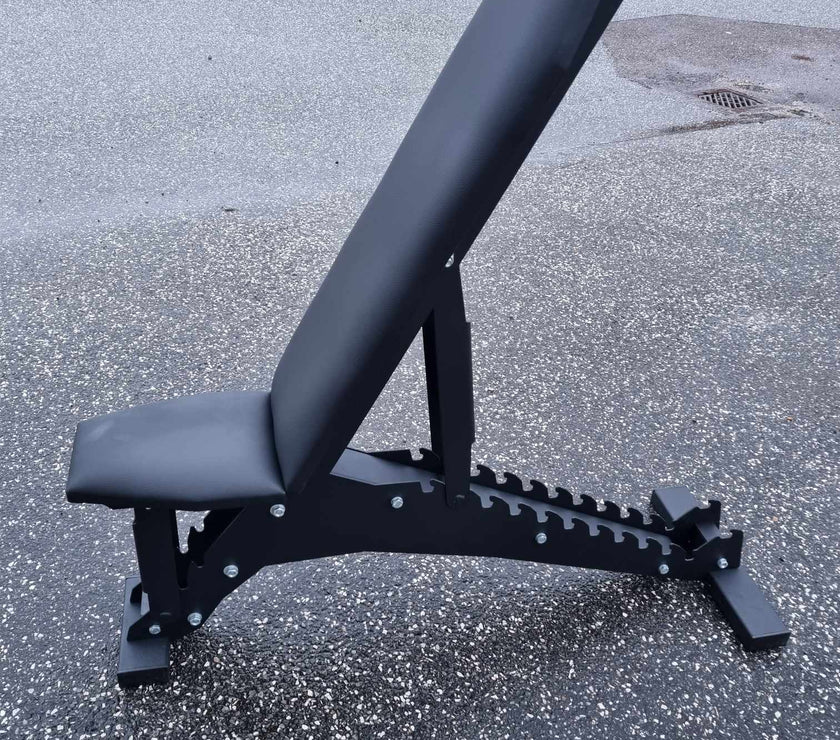 Træningsbænk Strong Black | Justerbar | 300 kg Kapacitet | Til Styrketræning gym4all