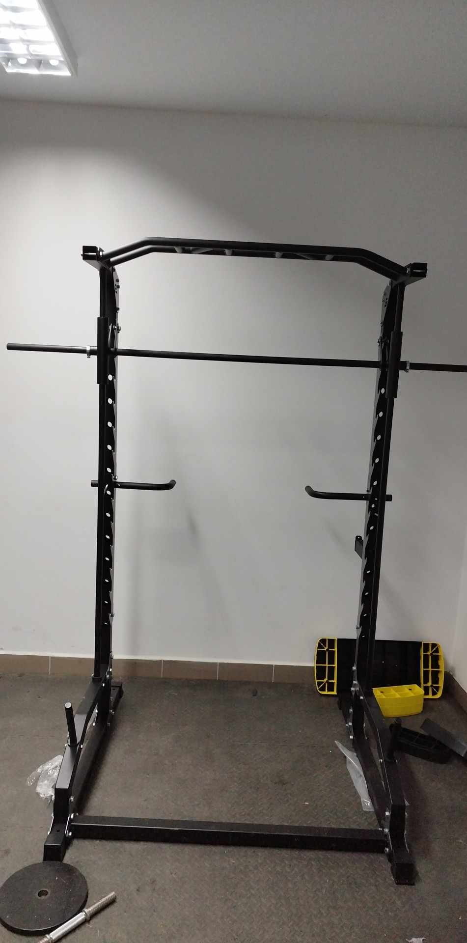 Smith Machine Half Rack – Multifunktionelt Squat Rack med Pull-Up Bar gym4all