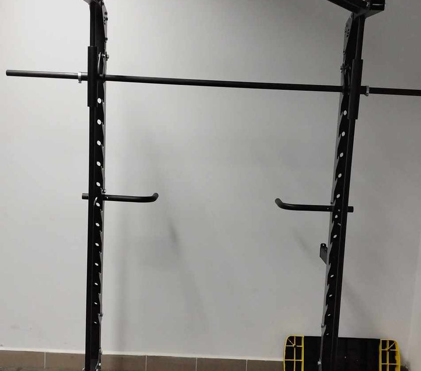 Smith Machine Half Rack – Multifunktionelt Squat Rack med Pull-Up Bar gym4all
