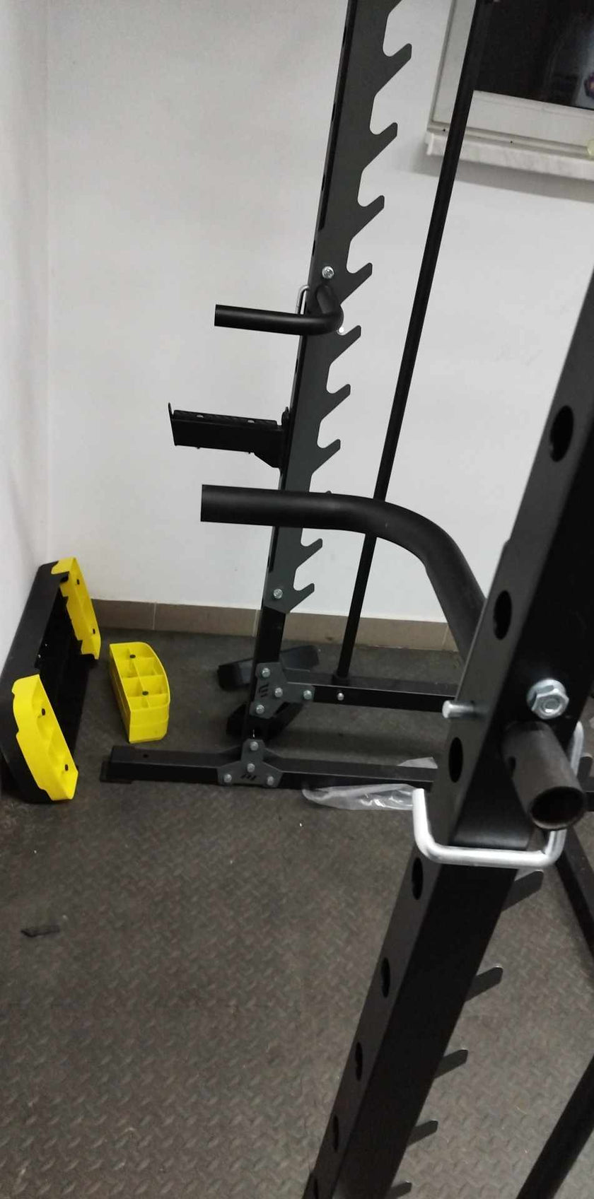 Smith Machine Half Rack – Multifunktionelt Squat Rack med Pull-Up Bar gym4all