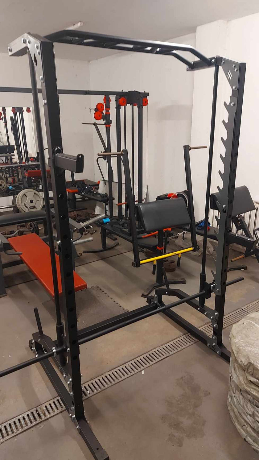 Smith Machine Half Rack – Multifunktionelt Squat Rack med Pull-Up Bar gym4all