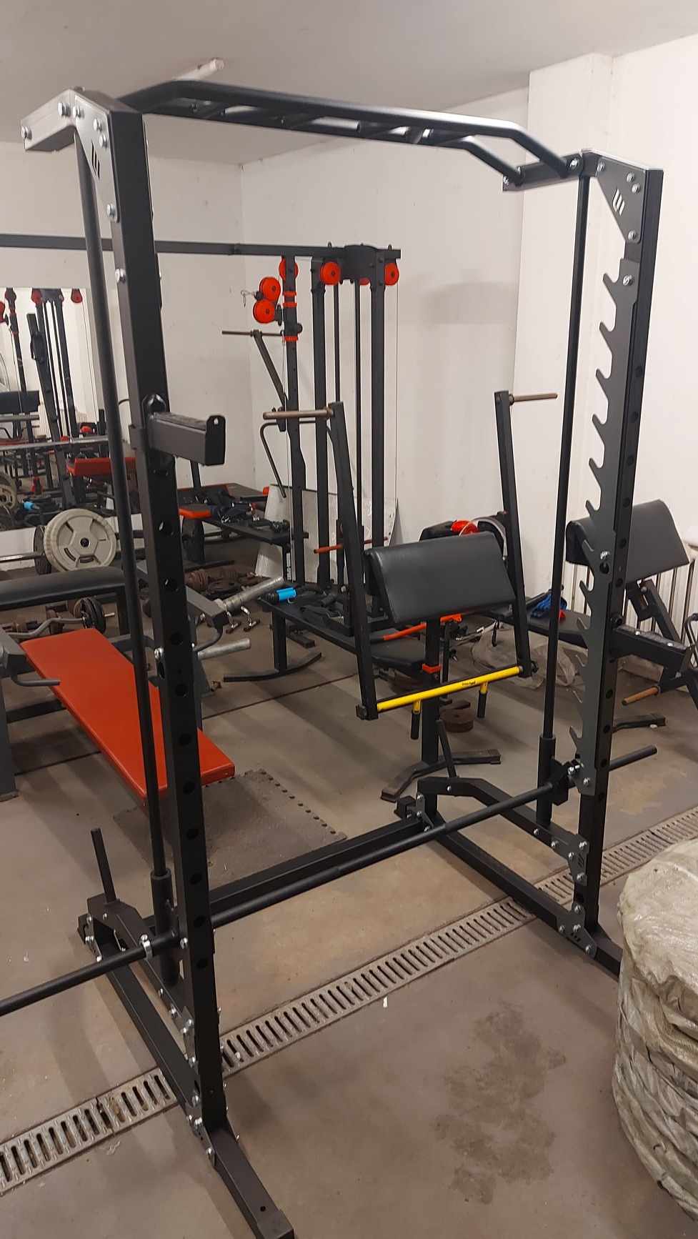 Smith Machine Half Rack – Multifunktionelt Squat Rack med Pull-Up Bar gym4all