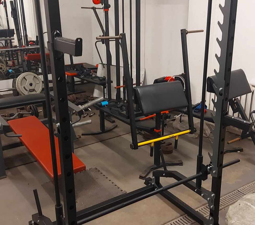 Smith Machine Half Rack – Multifunktionelt Squat Rack med Pull-Up Bar gym4all