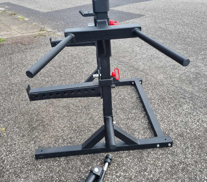 Nærbillede af tilbehør til Pro Squat Rack, herunder landmine-vedhæftning og dips-stænger