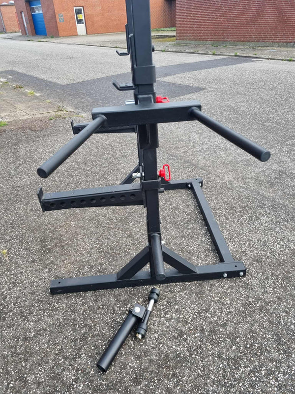 Nærbillede af tilbehør til Pro Squat Rack, herunder landmine-vedhæftning og dips-stænger