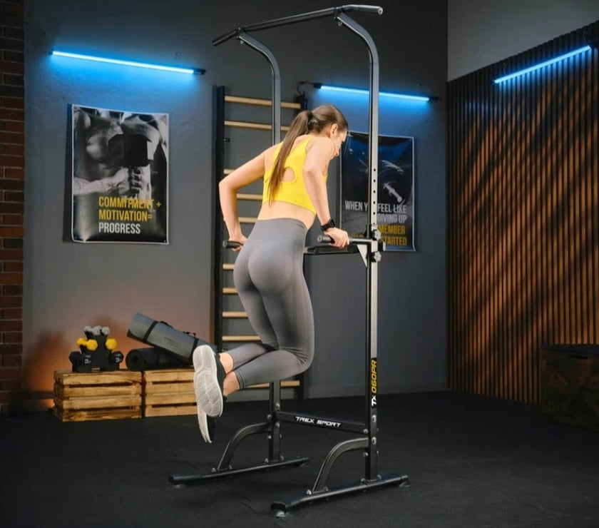 Hjemmetræning med Trex pull-up stativ – kvinde viser funktionel træning.