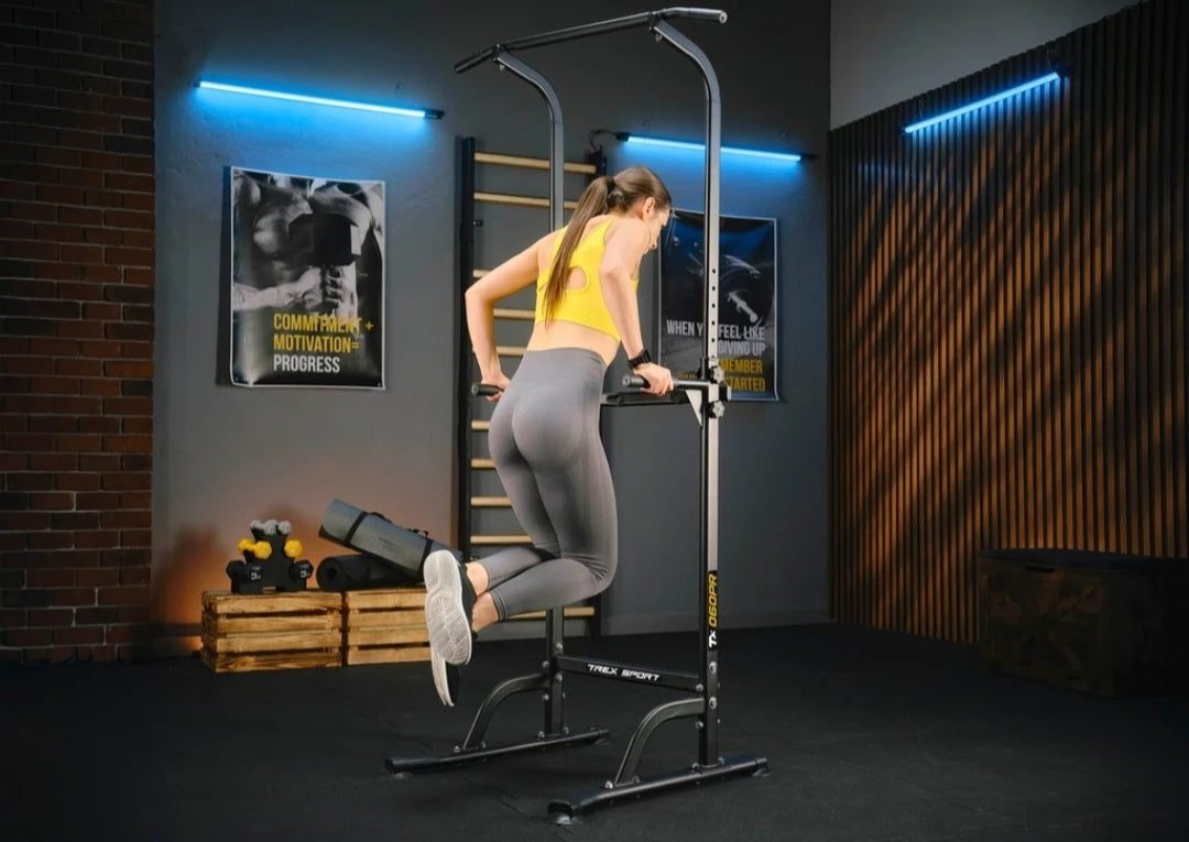 Hjemmetræning med Trex pull-up stativ – kvinde viser funktionel træning.