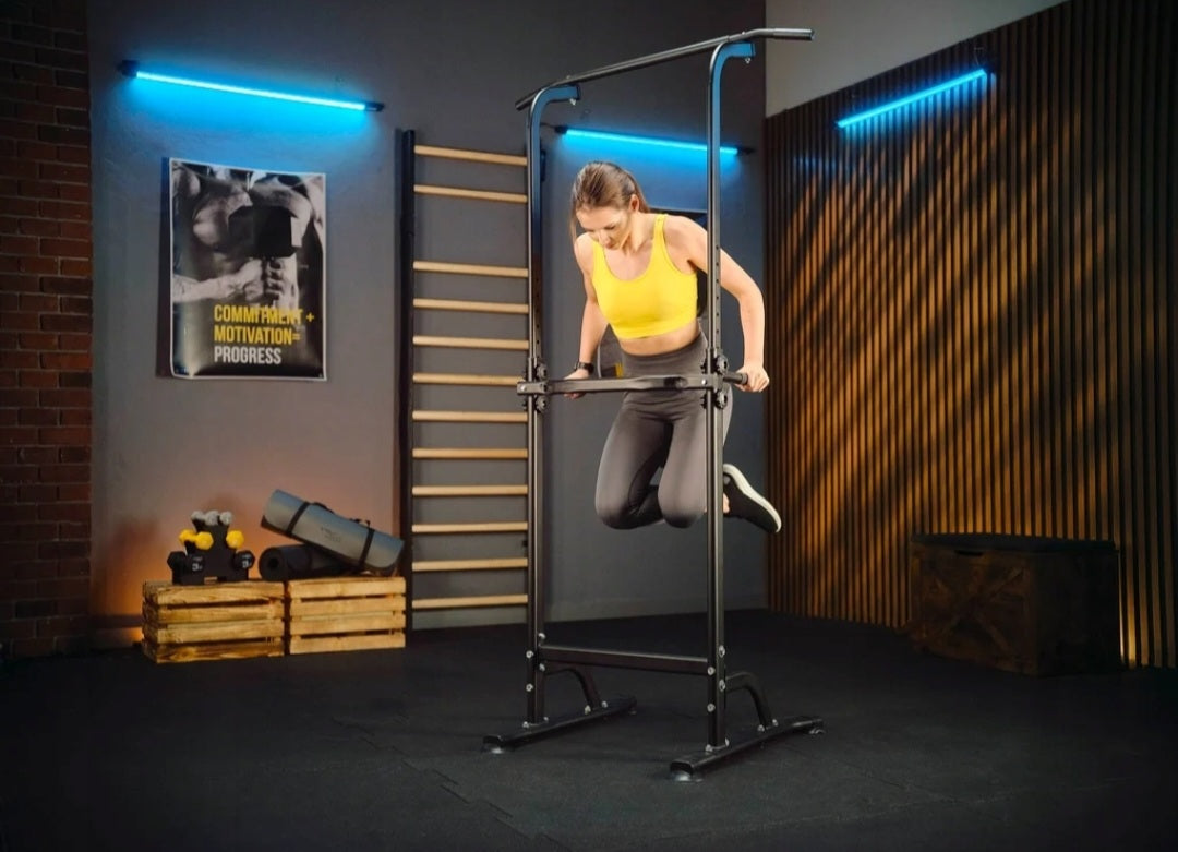 Træning af dips udført af kvinde på Trex pull-up stativ.