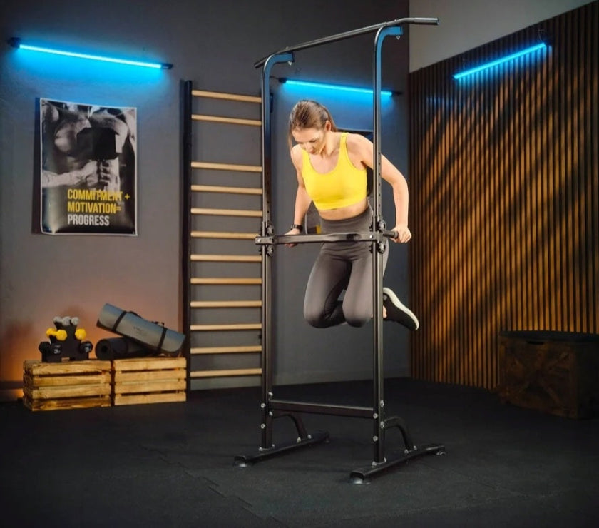 Træning af dips udført af kvinde på Trex pull-up stativ.
