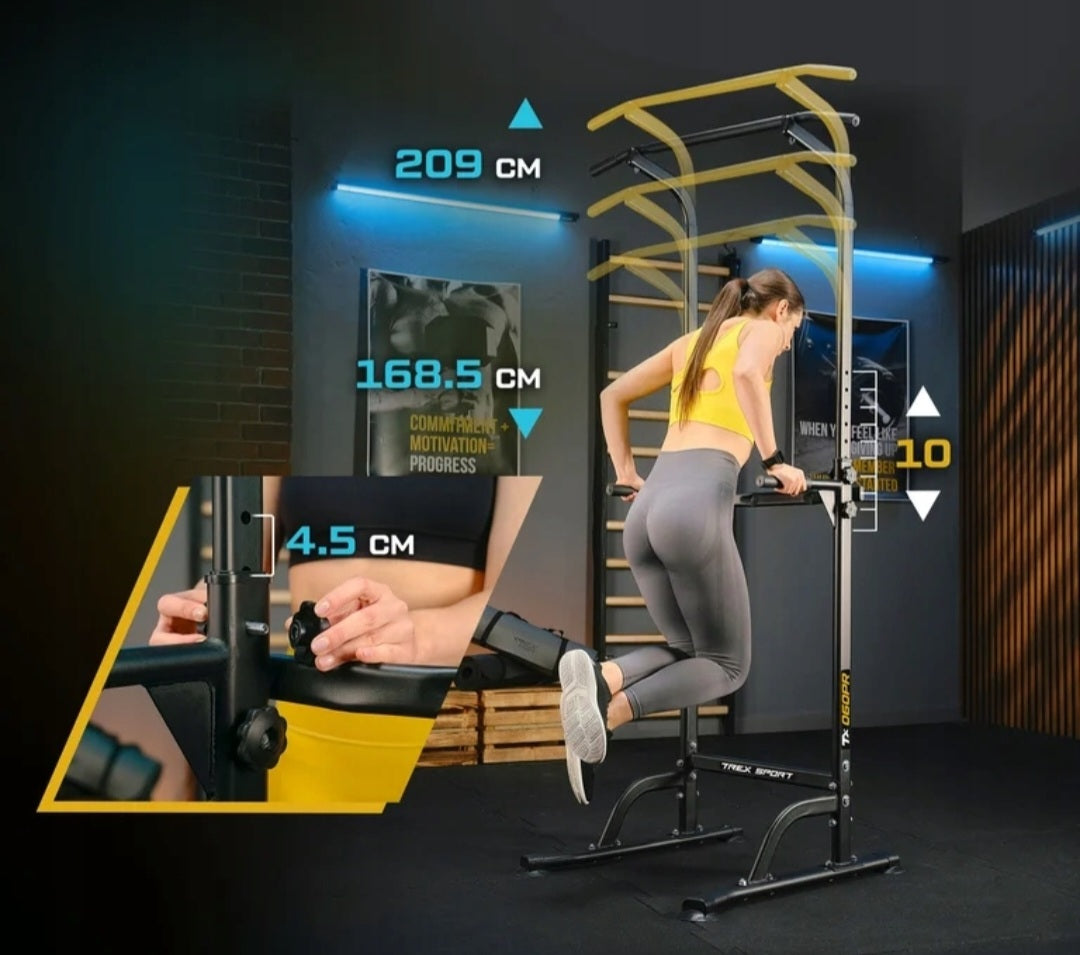 Kvinde træner armmuskler med dips på Trex Pull Up Dips Stativ.