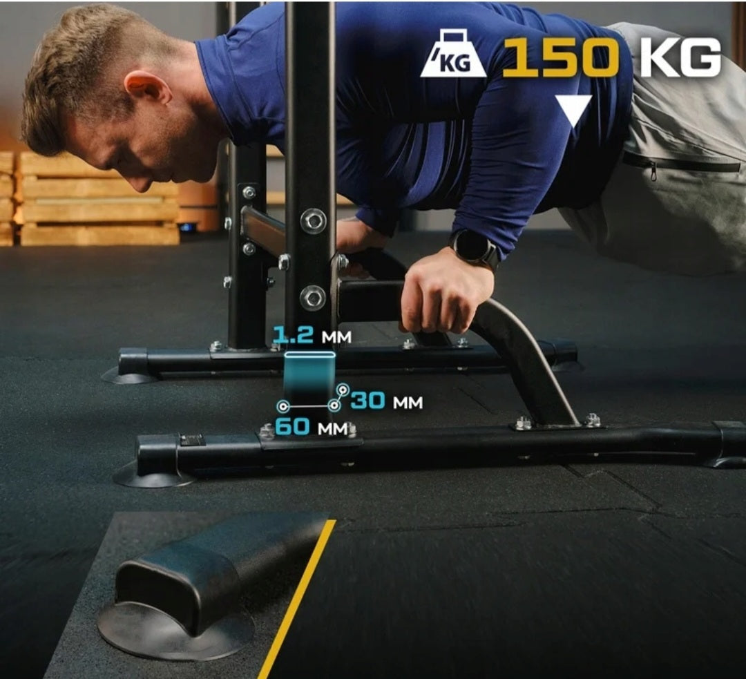 Mand udfører funktionel træning på Trex Pull Up Dips Stativ.