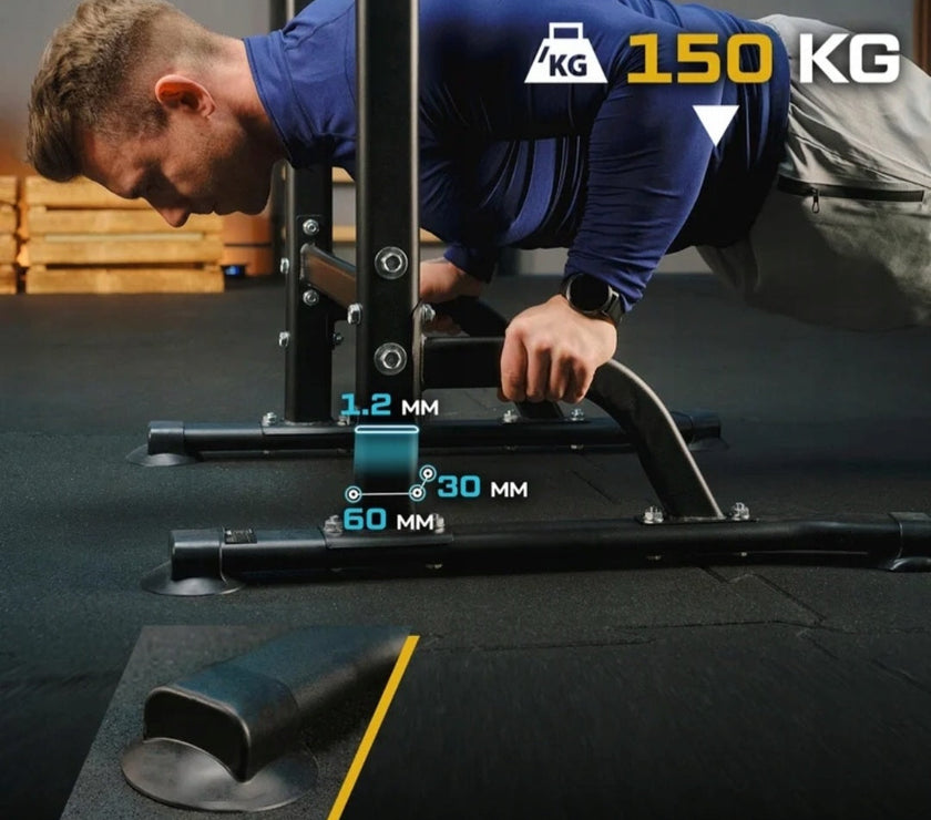 Mand udfører funktionel træning på Trex Pull Up Dips Stativ.